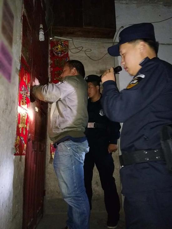 临沧粗心妈妈误将幼女锁家中 民警全城寻开锁师傅开门